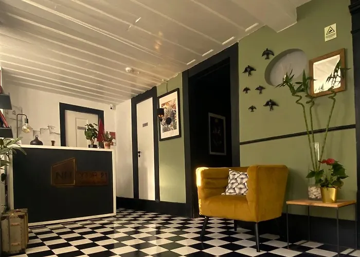 Inn Door 21 - & Suite