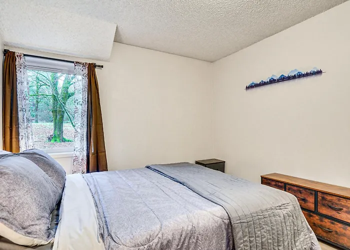 Lake Oswego Condo W/ Balcony, 3 Mi To The Water!