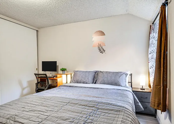 Lake Oswego Condo W/ Balcony, 3 Mi To The Water!