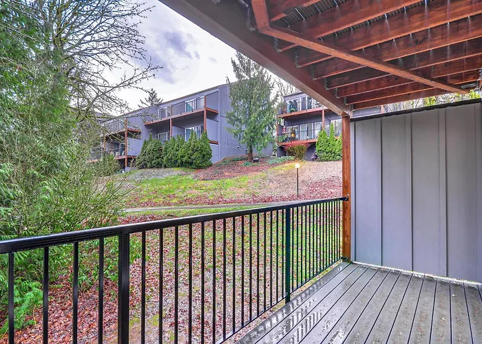 Lake Oswego Condo W/ Balcony, 3 Mi To The Water!