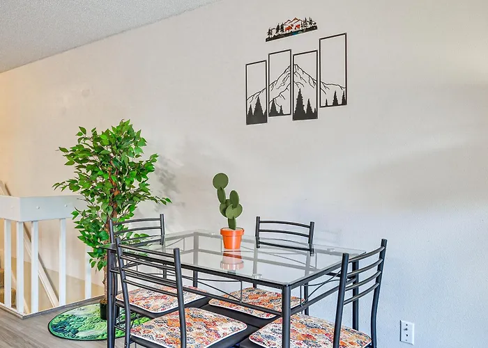 Lake Oswego Condo W/ Balcony, 3 Mi To The Water!
