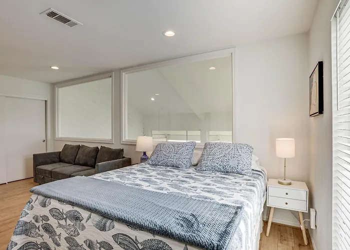 Gorgeous Lakefront Townhome W/ Pool Access & Views