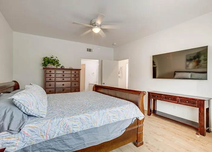 Gorgeous Lakefront Townhome W/ Pool Access & Views