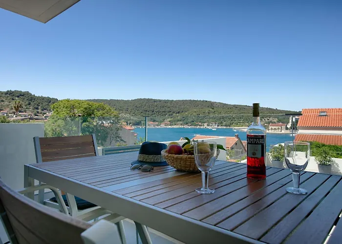 The Pool House Vis