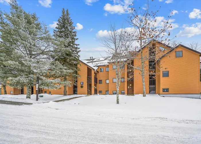 Charming 2-Bedroom Slopeside At Pico Mountain E304