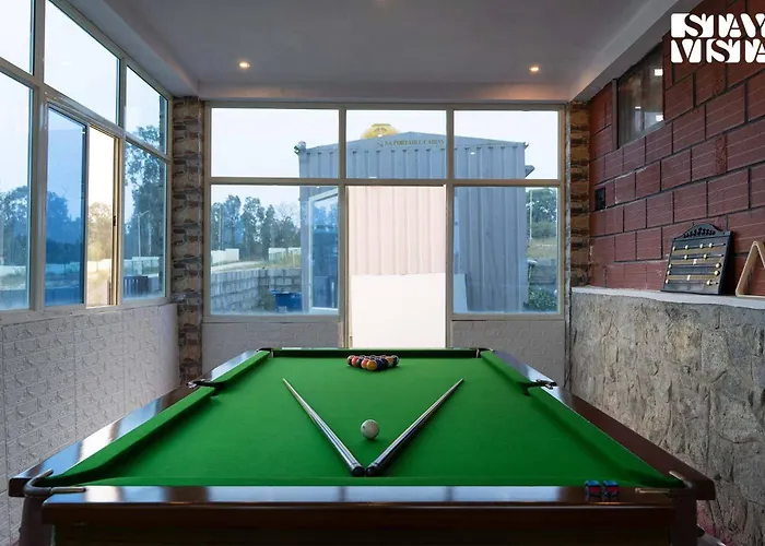 Stayvista At The Goldilocks With Pvt Pool & Gym