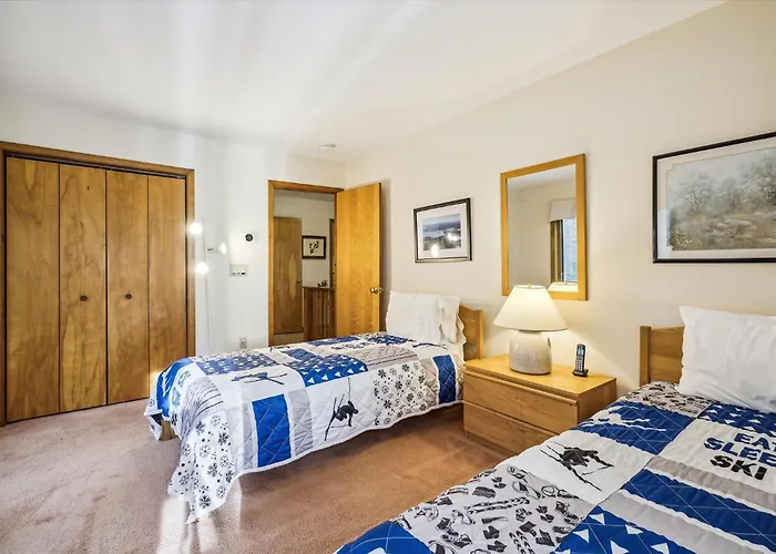 Glazebrook J5 3 Bedroom Townhome With Sauna & Fireplace