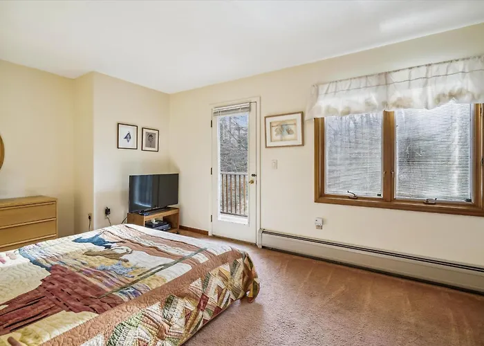 Glazebrook J5 3 Bedroom Townhome With Sauna & Fireplace