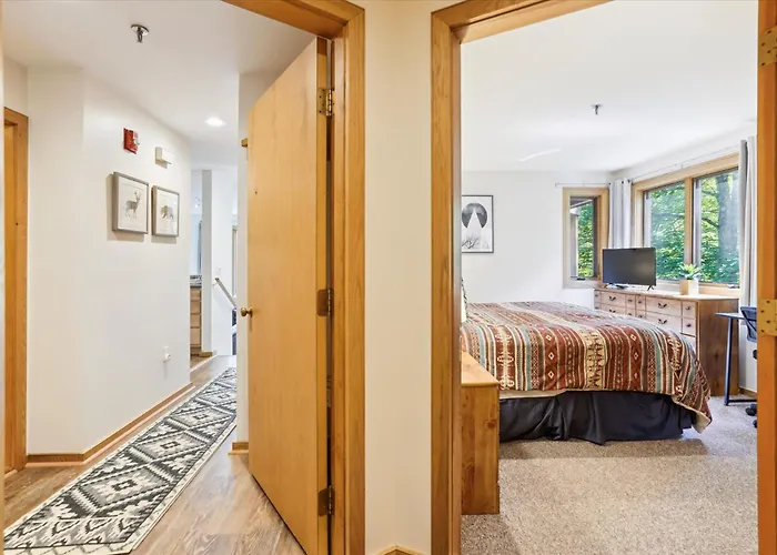 Beautifully Decorated Upscale Two Bedroom Hre1