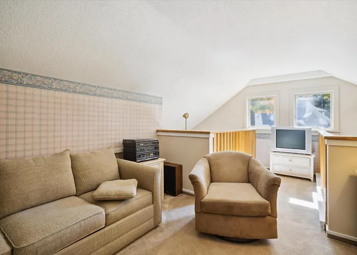 Urban Haven: Cozy 2-Bedroom with Whirlpool and Fireplace
