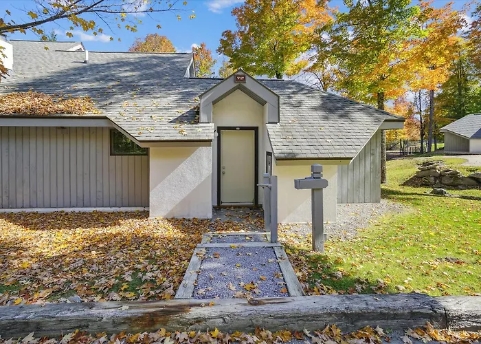 Urban Haven: Cozy 2-Bedroom with Whirlpool and Fireplace