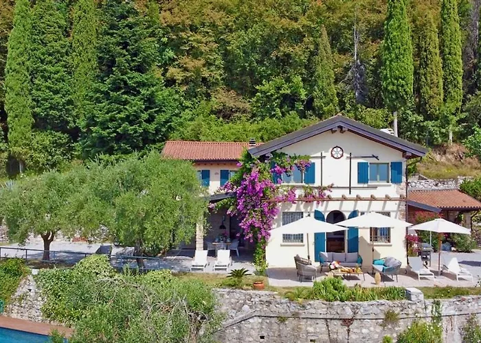 Neu- Villa Ventinove zauberhaft renovierte Landhausvilla mit traumhaftem 180-Seeblick und Park
