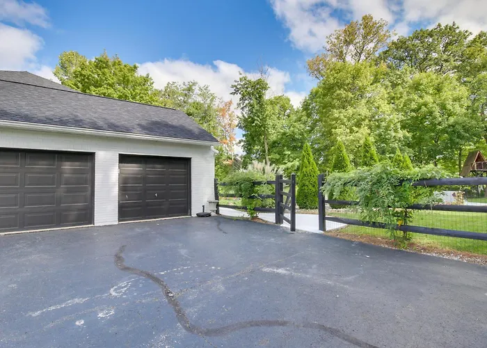 Luxury Maineville Villa W/ Private Pool & Deck