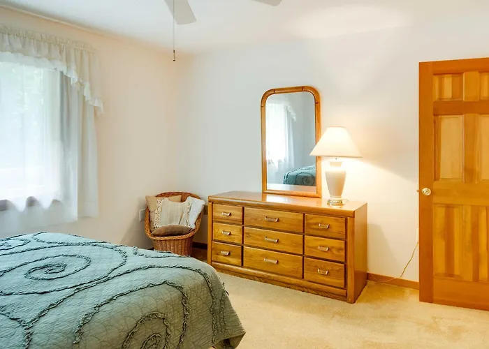 Lovely White Mountains Condo: Hike, Ski & Unwind!