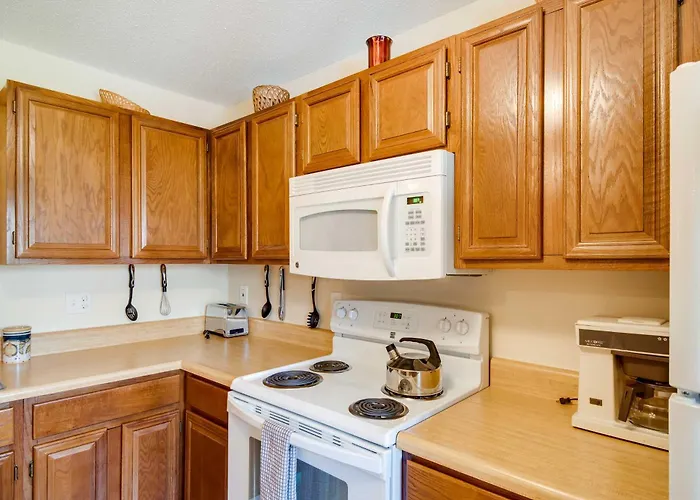 Lovely White Mountains Condo: Hike, Ski & Unwind!