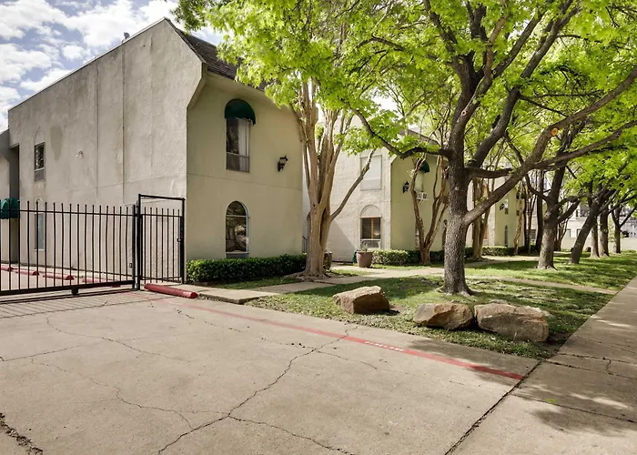 Dallas Condo W/ Pool Access ~ 4 Mi To Downtown!