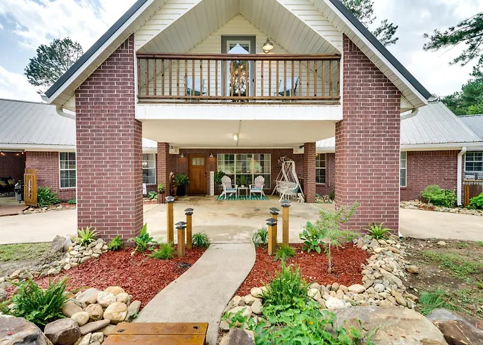 Broken Bow Vacation Rental W/ Pool & Hot Tub!