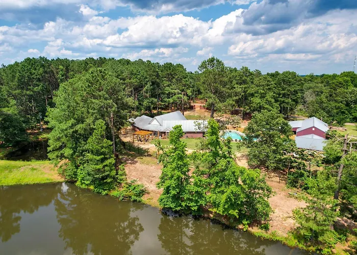 Broken Bow Vacation Rental W/ Pool & Hot Tub!