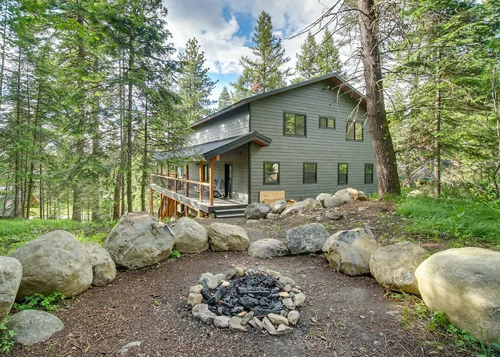 Family-Friendly Cabin: Pool Access, Bikes & Games