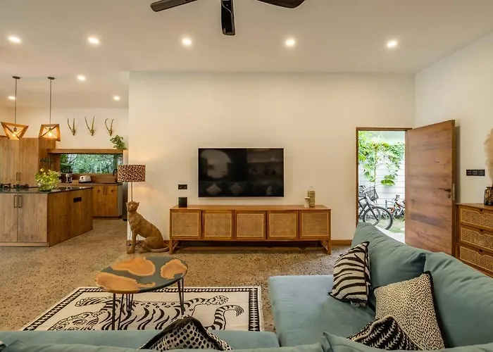 Designer NEW 3BDR - Lush Garden+Pool