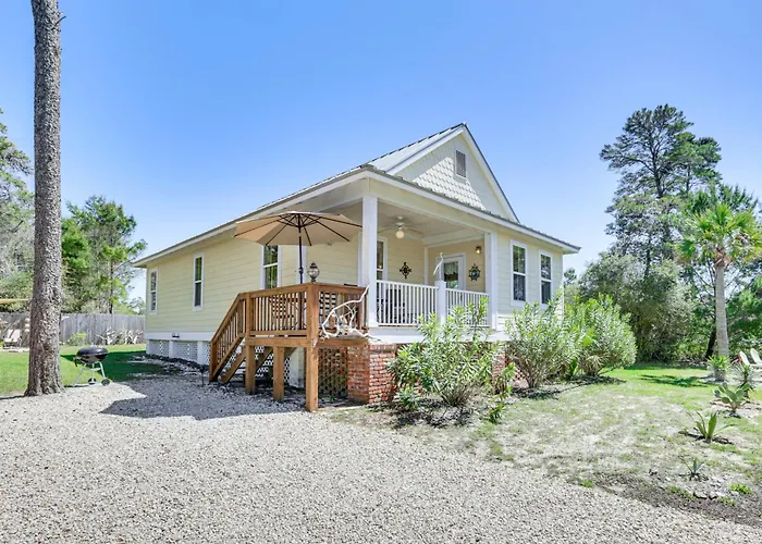 Lovely Carrabelle Home W/ Lake Views & Pool Access