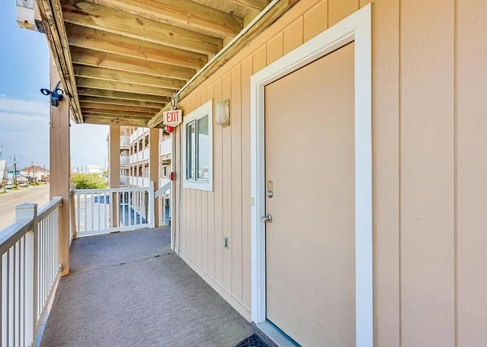 Carolina Beach Condo W/ Balcony & Ocean Access!