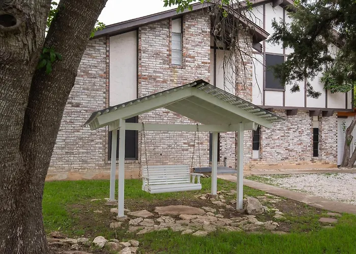 Pool, Gameroom & Minigolf Enchanting Texas Home