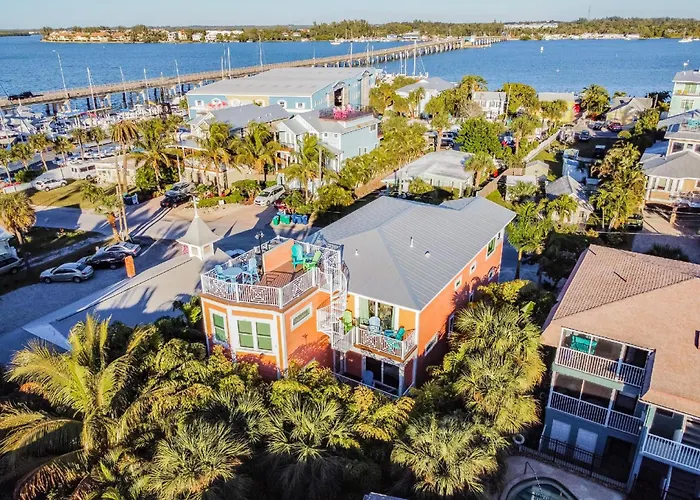 Hotel near College: Luxury Vacation Home! Add A Golf Cart!!