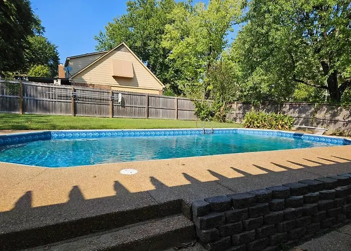 Luxury Pool With King Beds Near Shops And Dining