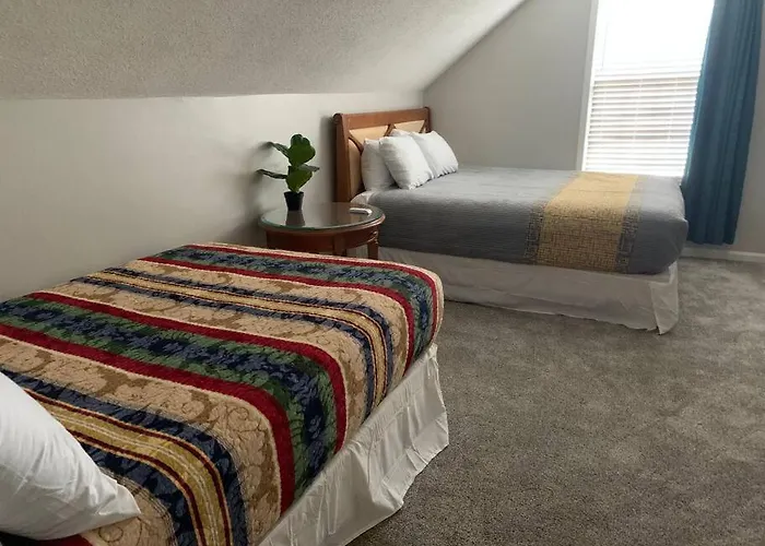 Luxury Pool With King Beds Near Shops And Dining
