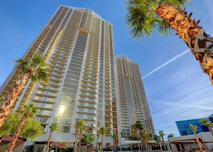Tower 3 Studio - Strip View, Jacuzzi & Pool