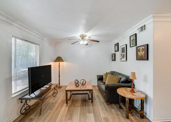 4 Mi To Dtwn Dallas: Condo W/ Pool Access!