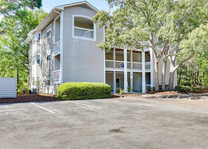 Coastal Condo W/ Screened Deck + Community Pool
