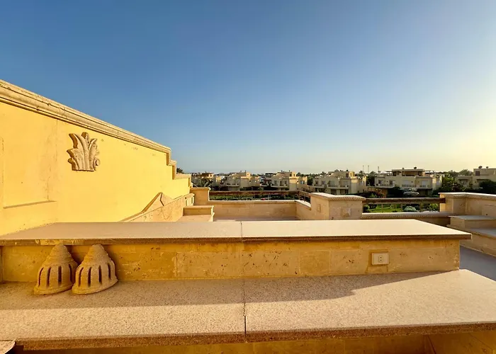 Luxury 5BR Villa with Sea View&Garden in Einbay