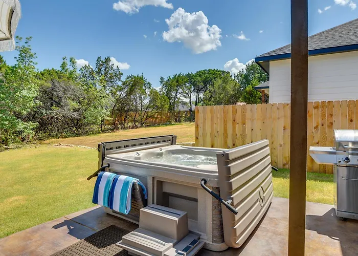 Hot Tub & Fire Pit! Cozy Granbury Escape Near Lake