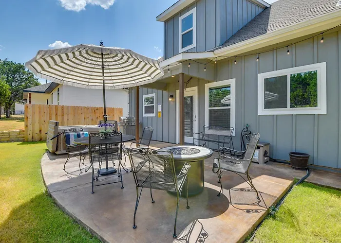 Hot Tub & Fire Pit! Cozy Granbury Escape Near Lake