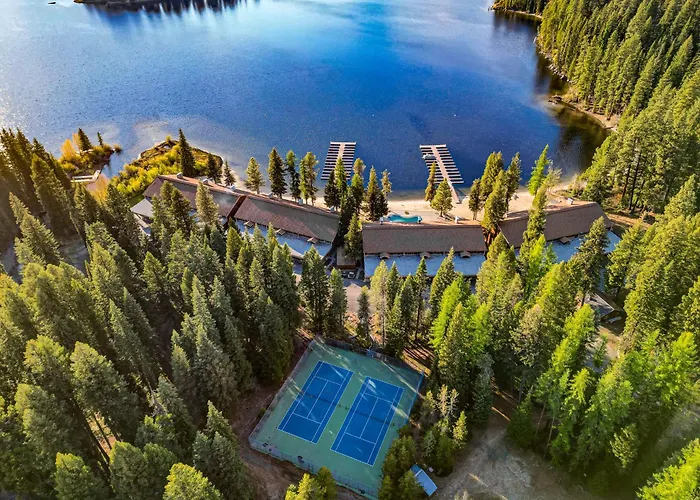 New* 70S Lakefront Condo - Dock - Pool - Beach -