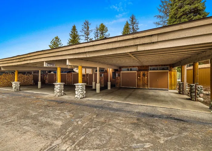 New* 70S Lakefront Condo - Dock - Pool - Beach -