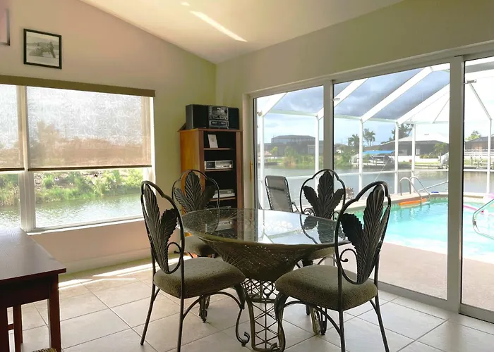 Relax With Nature In Our Waterfront 4 Bedroom -Heated Pool Home-King Bed