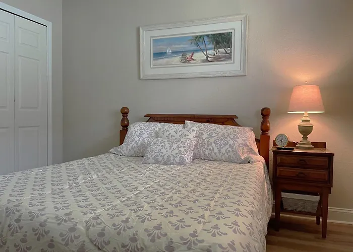 Relax With Nature In Our Waterfront 4 Bedroom -Heated Pool Home-King Bed