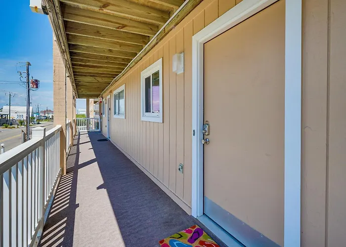 Breezy Carolina Beach Condo W/ Balcony & Pools!