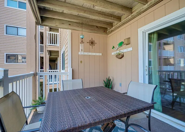 Breezy Carolina Beach Condo W/ Balcony & Pools!