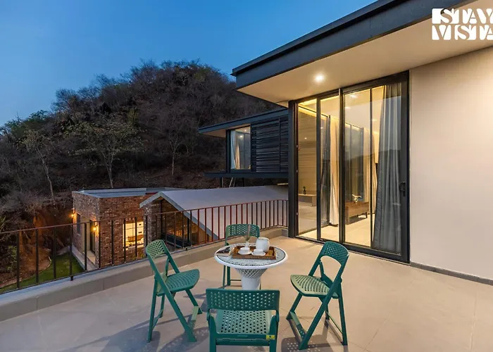 Stayvista'S Ikebana - Living By The Forest Edge - Mountain-View Villa With Infinity Pool, Lawn, & Indoor-Outdoor Games