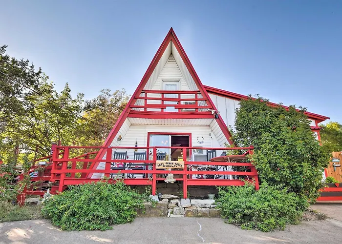 Steps To Lake! Charming Cabin: Pool Access & Decks