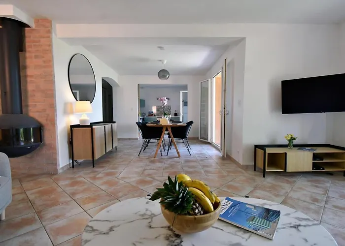 Villa Bellevue, magnifique vue mer! Piscine chauffée, à10 mns de la plage et du centre!