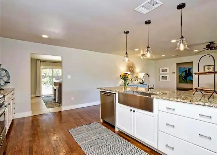 Private Pool & Hot Tub! Charming Hill Country Home Minutes To Wineries/Shops!