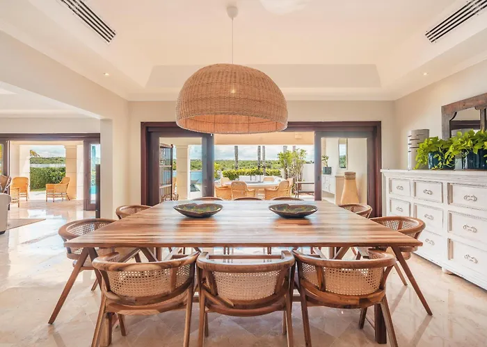 Seaside Bliss With Pool And Spectacular View