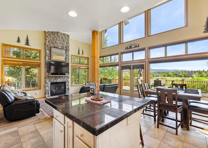 New! Cedar Chalet -On Golf Course, Clubhouse Access With Gym, Seasonal Pool & Hot Tub
