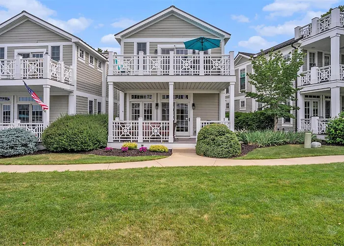 Lake Front Condo With Pool Access Walking Distance To Downtown Saugatuck