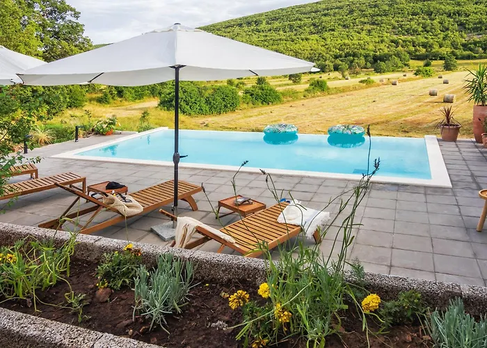 Stone Garden Villa, Heated Pool & Outdoor Cinema